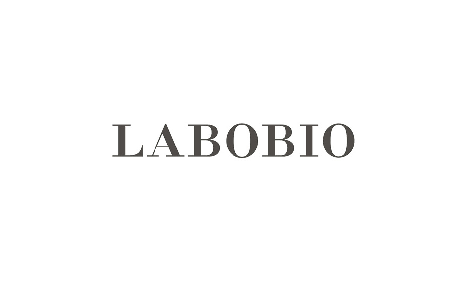 宏洛图设计 LABOBIO 美妆品牌标准字 LOGO,采用雅致衬线字体排版,极简黑白单色印刷工艺,奠定轻奢护肤品牌视觉基调