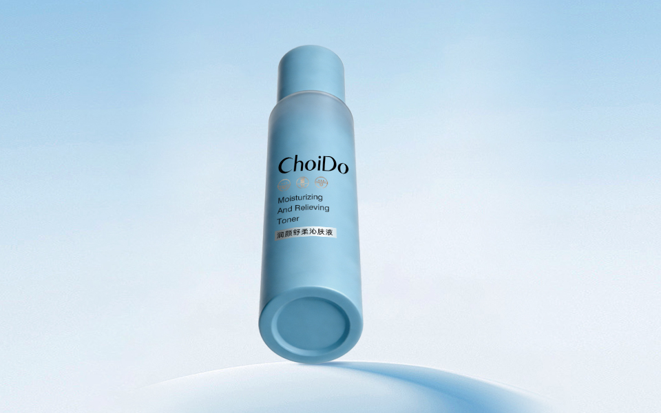 宏洛图极简悬浮风护肤品摄影|ChoiDo 润颜舒柔沁肤液倒置悬浮创意构图,通体雾面磨砂蓝瓶一体注塑工艺,纯净浅蓝天光背景,轻量化温和补水护肤简约设计理念