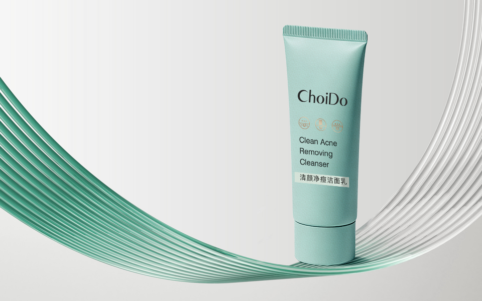 宏洛图清爽系洁面产品视觉设计|ChoiDo 清颜净痘洁面乳薄荷绿软管曲面流线布景,环保可降解 PE 软管柔印烫金工艺,低饱和清新绿调,针对油痘肌清爽祛痘的视觉创意表达
