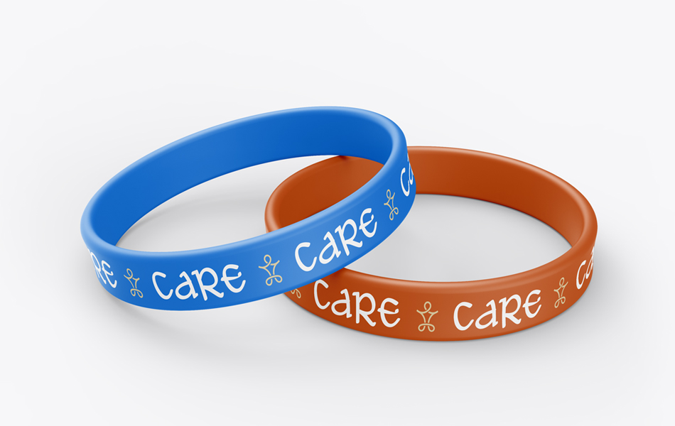 宏洛图设计 CARE 品牌硅胶手环周边,环保液态硅胶一体成型,表面凹印白墨 CARE 字体与小金标,双色交织呈现轻量化运动配套周边