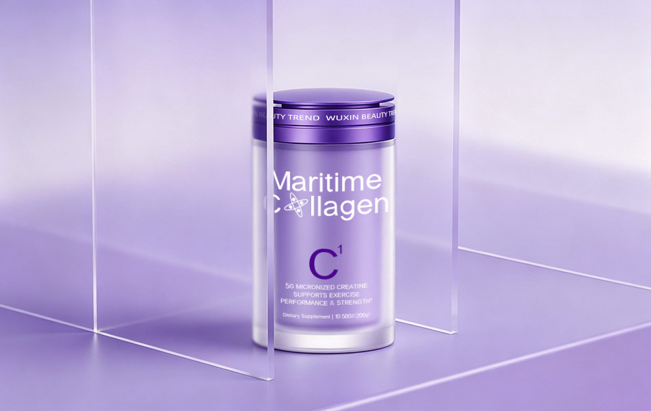 宏洛图Maritime Collagen C¹胶原蛋白极简风包装光影设计,淡紫渐变磨砂罐搭配透明几何隔断布景,低饱和同色系空间弱化冗余元素,突出LOGO与功效字母,打造轻奢纯净医美保健品视觉调性