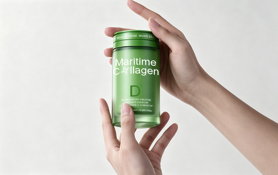 宏洛图Maritime Collagen D¹绿色养护款胶原蛋白包装人像实景设计,清新草木绿罐体适配内源调养功效,双手手持实拍凸显罐身便携尺寸,极简纯白背景放大包装通透磨砂质感与简约字体设计