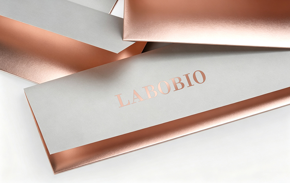 宏洛图|LABOBIO 品牌信封,特种纸材质,玫瑰金烫金工艺呈现精致质感