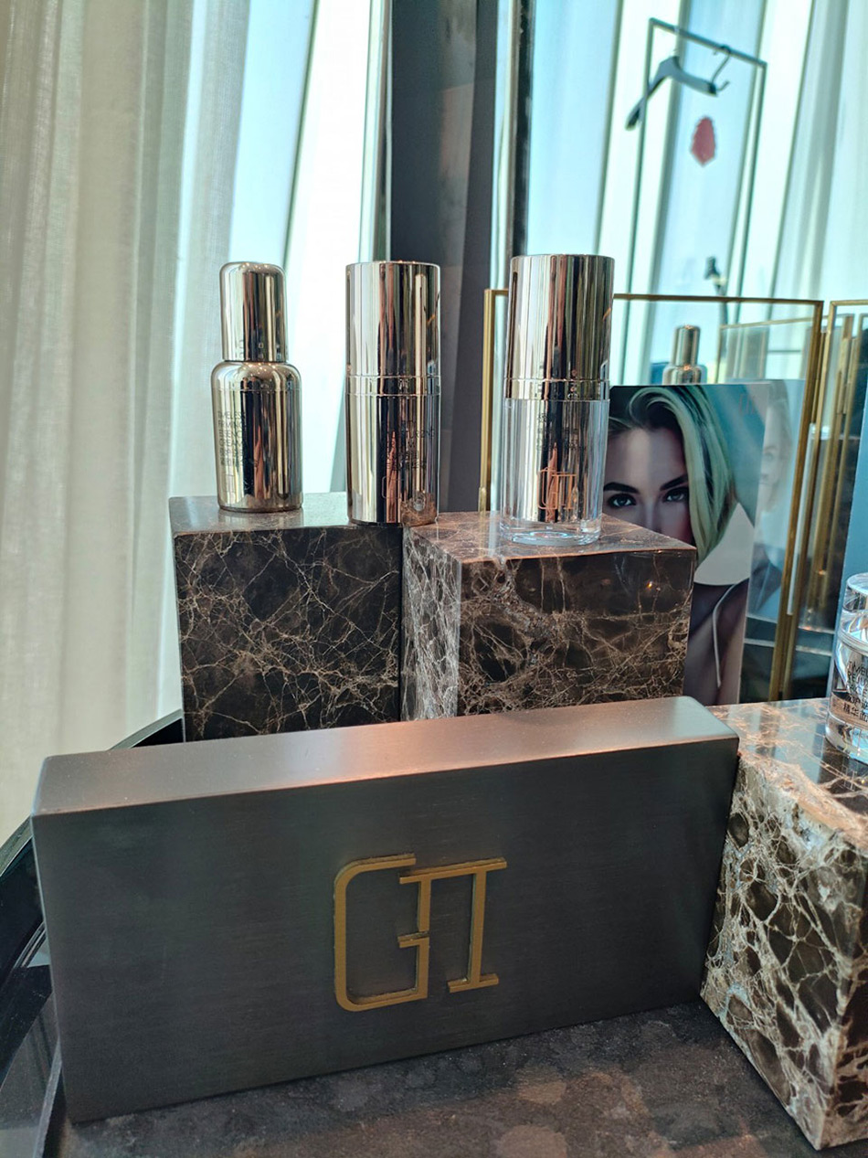 宏洛图作品:GII极妒护肤品陈列,大理石展台,金属电镀瓶身,轻奢高级品牌展示场景